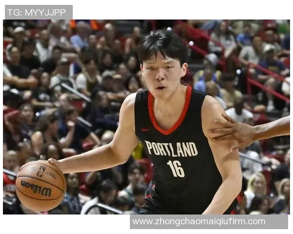 杨瀚森禁区内如壁垒般坚固原地起跳封盖对手上篮展现绝佳防守技巧