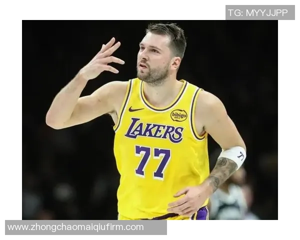 大范分析:里夫斯无球跑动活跃东契奇詹姆斯却选择静止待命 大范分析:里夫斯无球跑动活跃东契奇詹姆斯却选择静止待命