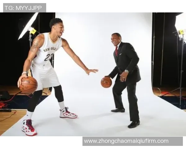 火箭客战鹈鹕登机照曝光KD羽绒服气质出众电风扇随队征战 火箭客战鹈鹕登机照曝光KD羽绒服气质出众电风扇随队征战