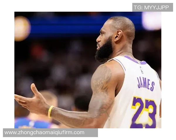 詹姆斯训练中全力指挥防守轮转声音嘶哑展现领袖风范 詹姆斯训练中全力指挥防守轮转声音嘶哑展现领袖风范